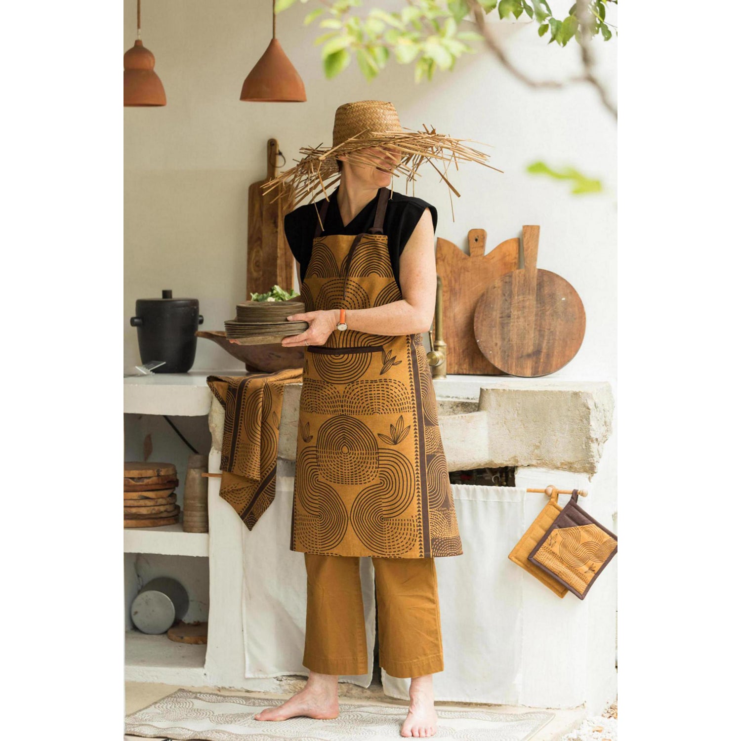 The rich amber-meets-mustard colour of this recycled cotton and polyester mix tea towel is complimented by its bold printed design, and makes a perfect gift when paired with the matching apron and pot holder.