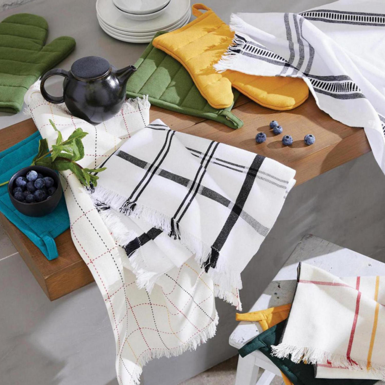 This soft yet durable recycled cotton and polyester mix pot holder and oven mitt set comes in rich, fresh green colour.